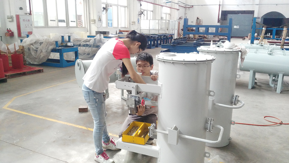 2015应届生车间工作照