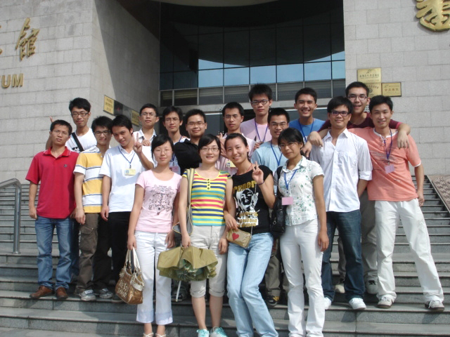 大学生参观博物馆